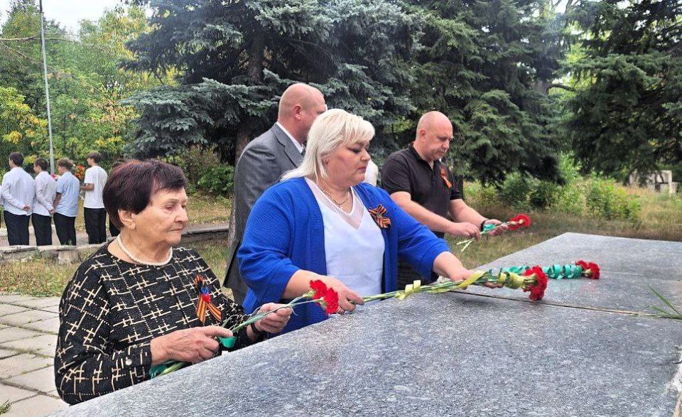 Сегодня, в Советском внутригородском районе городского округа Макеевка состоялось возложение цветов, приуроченное к 82-ой годовщине освобождения Донбасса от немецко-фашистских захватчиков Сегодня, в Советском внутригородском районе городского округа Макеевка состоялось возложение цветов, приуроченное к 82-ой годовщине освобождения Донбасса от немецко-фашистских захватчиков
