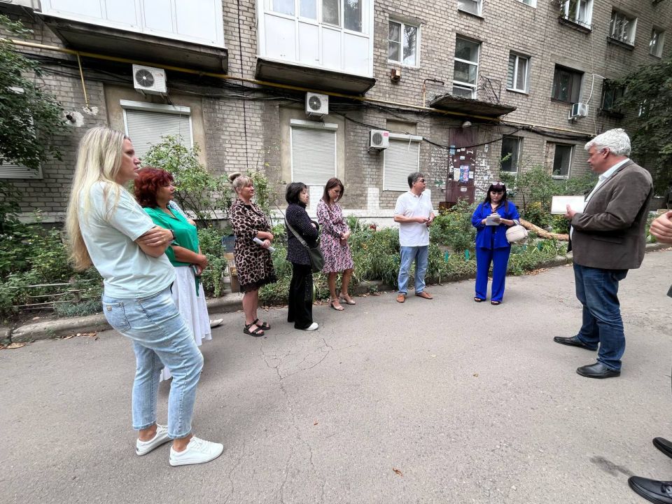 5 сентября, в Центрально-Городском районе состоялась встреча заместителя главы администрации городского округа Макеевка Рустама Сафина с жителями городского округа во дворе дома № 42, по улице Бабарина 5 сентября, в Центрально-Городском районе состоялась встреча заместителя главы администрации городского округа Макеевка Рустама Сафина с жителями городского округа во дворе дома № 42, по улице Бабарина