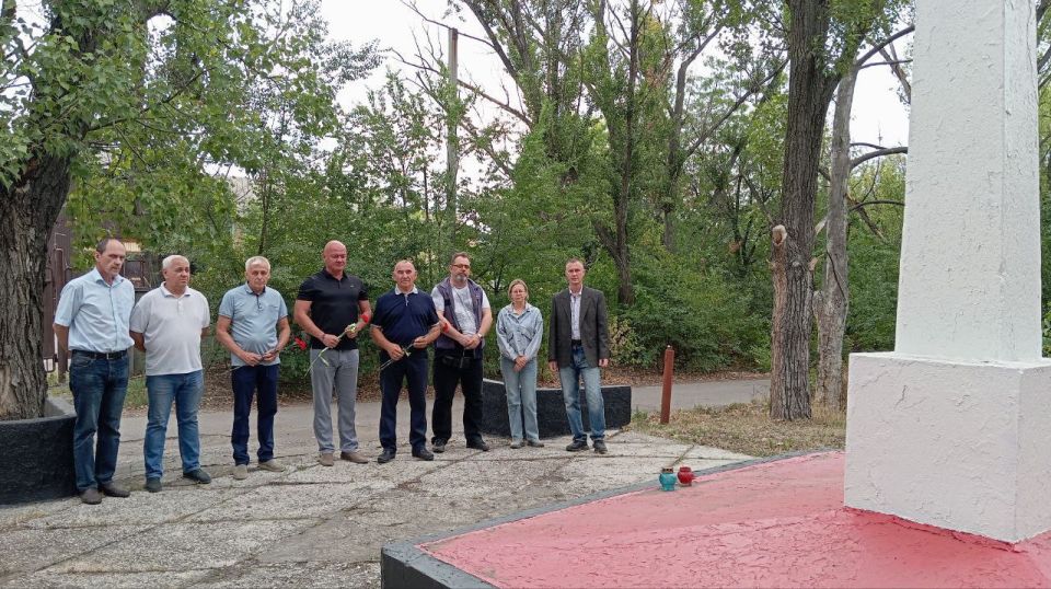 5 сентября в Горняцком внутригородском районе городского округа Макеевка состоялось возложение цветов, приуроченное ко Дню освобождения Донбасса 5 сентября в Горняцком внутригородском районе городского округа Макеевка состоялось возложение цветов, приуроченное ко Дню освобождения Донбасса