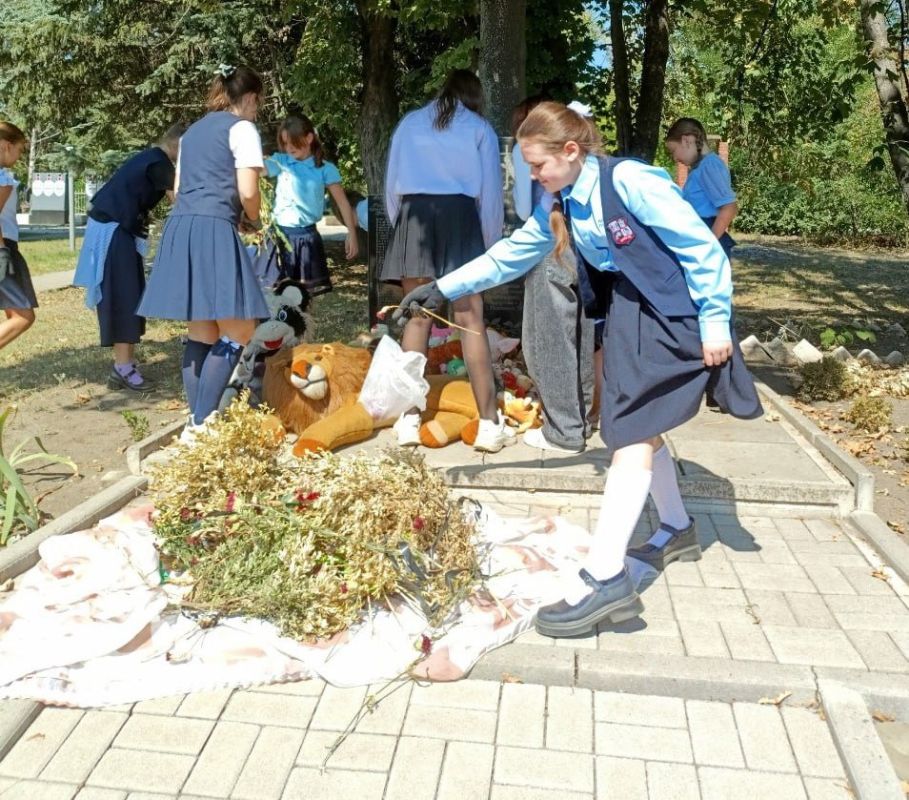 Акция «Чистый обелиск». Сегодня, 5 сентября, в преддверии Дня освобождения Макеевки, в рамках партийного проекта «Историческая Память» Всероссийской политической партии «Единая Россия», состоялась акция «Чистый обелиск» Акция «Чистый обелиск». Сегодня, 5 сентября, в преддверии Дня освобождения Макеевки, в рамках партийного проекта «Историческая Память» Всероссийской политической партии «Единая Россия», состоялась акция «Чистый обелиск»