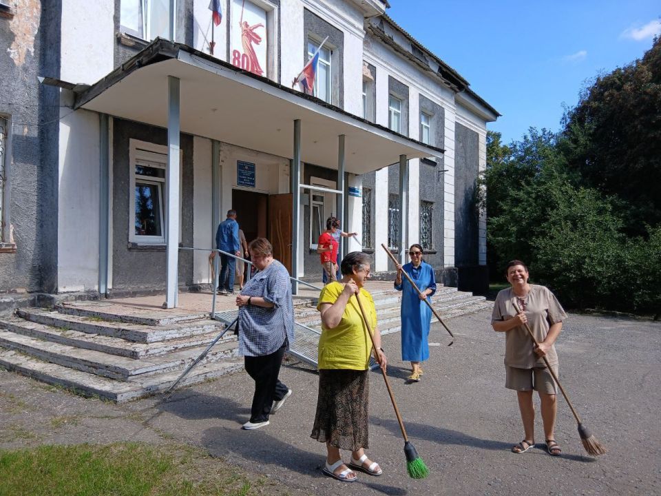 В преддверии празднования 82-й годовщины освобождения Макеевки и Донбасса от немецко-фашистских захватчиков и Дня города Макеевка учреждения и организации района продолжают работы по наведению санитарного порядка на... В преддверии празднования 82-й годовщины освобождения Макеевки и Донбасса от немецко-фашистских захватчиков и Дня города Макеевка учреждения и организации района продолжают работы по наведению санитарного порядка на...