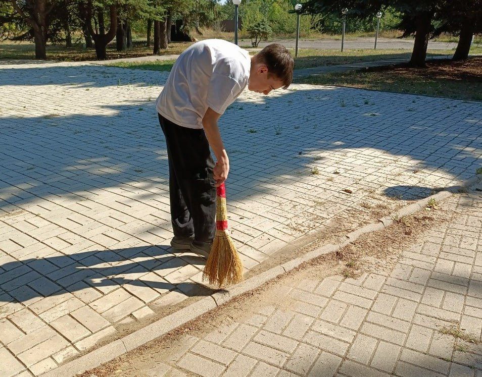 Акция «Чистый обелиск». Сегодня, 5 сентября, в преддверии Дня освобождения Макеевки, в рамках партийного проекта «Историческая Память» Всероссийской политической партии «Единая Россия», состоялась акция «Чистый обелиск» Акция «Чистый обелиск». Сегодня, 5 сентября, в преддверии Дня освобождения Макеевки, в рамках партийного проекта «Историческая Память» Всероссийской политической партии «Единая Россия», состоялась акция «Чистый обелиск»
