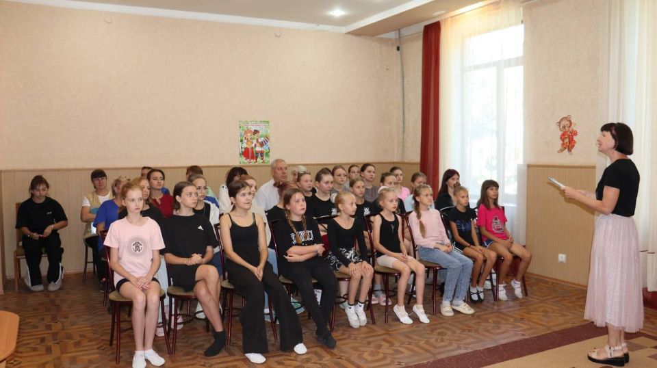 Для участников художественной самодеятельности и сотрудников Дворца культуры им. Кирсановой состоялась тематическая встреча «Верный сын Донбасса» приуроченная годовщине смерти Народного артиста СССР и Героя Донецкой Народной... Для участников художественной самодеятельности и сотрудников Дворца культуры им. Кирсановой состоялась тематическая встреча «Верный сын Донбасса» приуроченная годовщине смерти Народного артиста СССР и Героя Донецкой Народной...