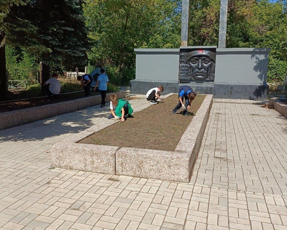 Акция «Чистый обелиск». Сегодня, 5 сентября, в преддверии Дня освобождения Макеевки, в рамках партийного проекта «Историческая Память» Всероссийской политической партии «Единая Россия», состоялась акция «Чистый обелиск» Акция «Чистый обелиск». Сегодня, 5 сентября, в преддверии Дня освобождения Макеевки, в рамках партийного проекта «Историческая Память» Всероссийской политической партии «Единая Россия», состоялась акция «Чистый обелиск»