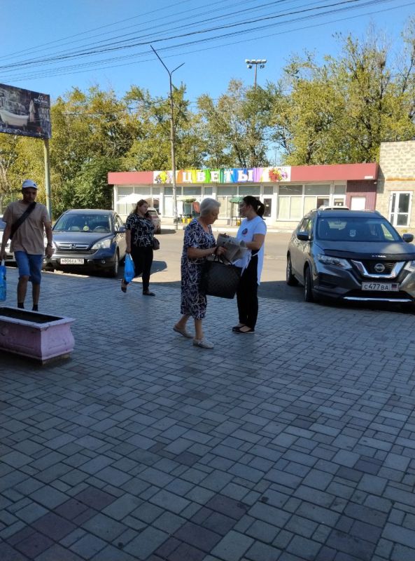 Сегодня, 5 сентября по инициативе Общественного Движения «Донецкая Республика» в Червоногвардейском районе города Макеевки проходит раздача официального печатного издания Общественного Движения «Донецкая Республика»