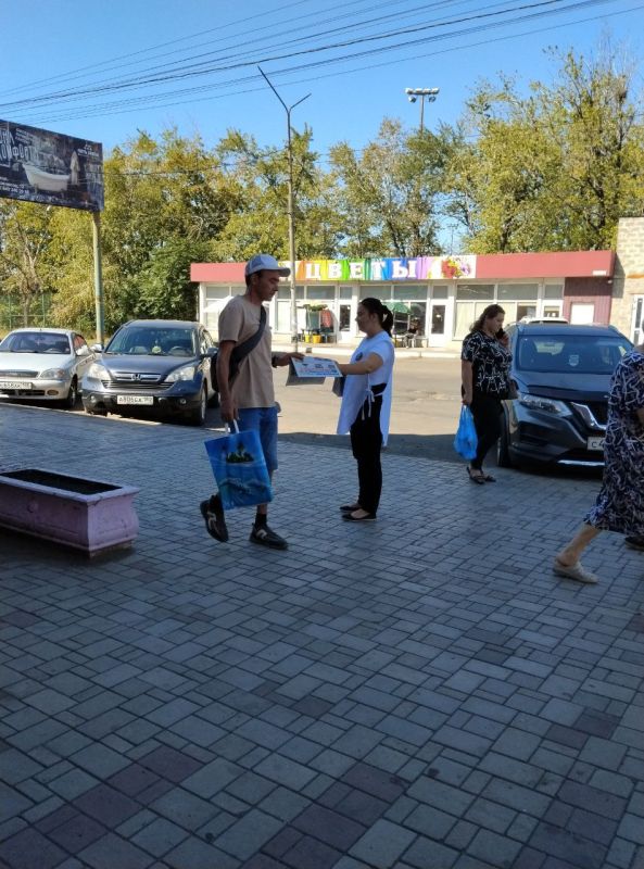 Сегодня, 5 сентября по инициативе Общественного Движения «Донецкая Республика» в Червоногвардейском районе города Макеевки проходит раздача официального печатного издания Общественного Движения «Донецкая Республика» Сегодня, 5 сентября по инициативе Общественного Движения «Донецкая Республика» в Червоногвардейском районе города Макеевки проходит раздача официального печатного издания Общественного Движения «Донецкая Республика»