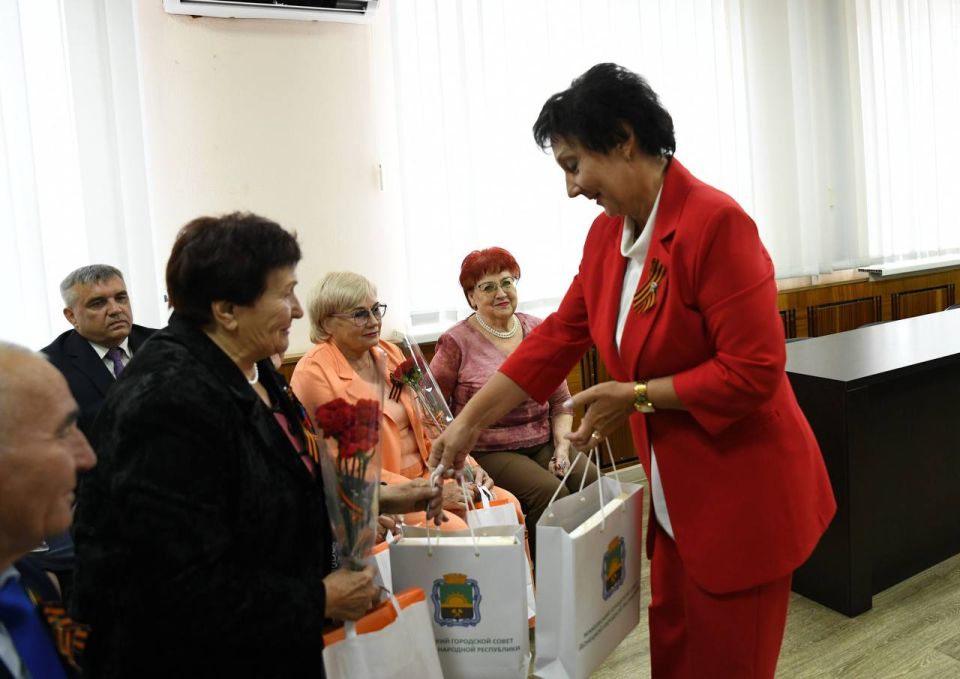 В День освобождения Макеевки от немецко-фашистских захватчиков прошла торжественная встреча с активом городского совета ветеранов В День освобождения Макеевки от немецко-фашистских захватчиков прошла торжественная встреча с активом городского совета ветеранов