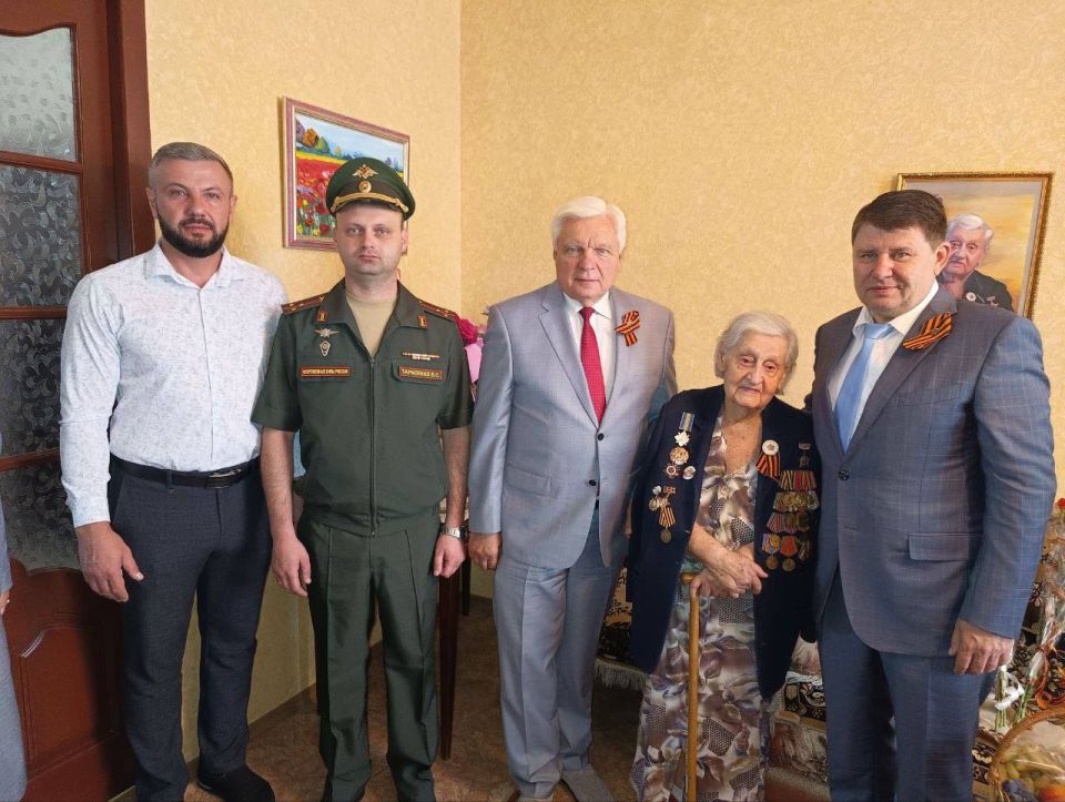 Владислав Ключаров: В этот важный день поздравил Валентину Тимофеевну Базилевич-Болотову и Николая Павловича Мельникова с 82-й годовщиной освобождения Макеевки от немецко-фашистских захватчиков Владислав Ключаров: В этот важный день поздравил Валентину Тимофеевну Базилевич-Болотову и Николая Павловича Мельникова с 82-й годовщиной освобождения Макеевки от немецко-фашистских захватчиков