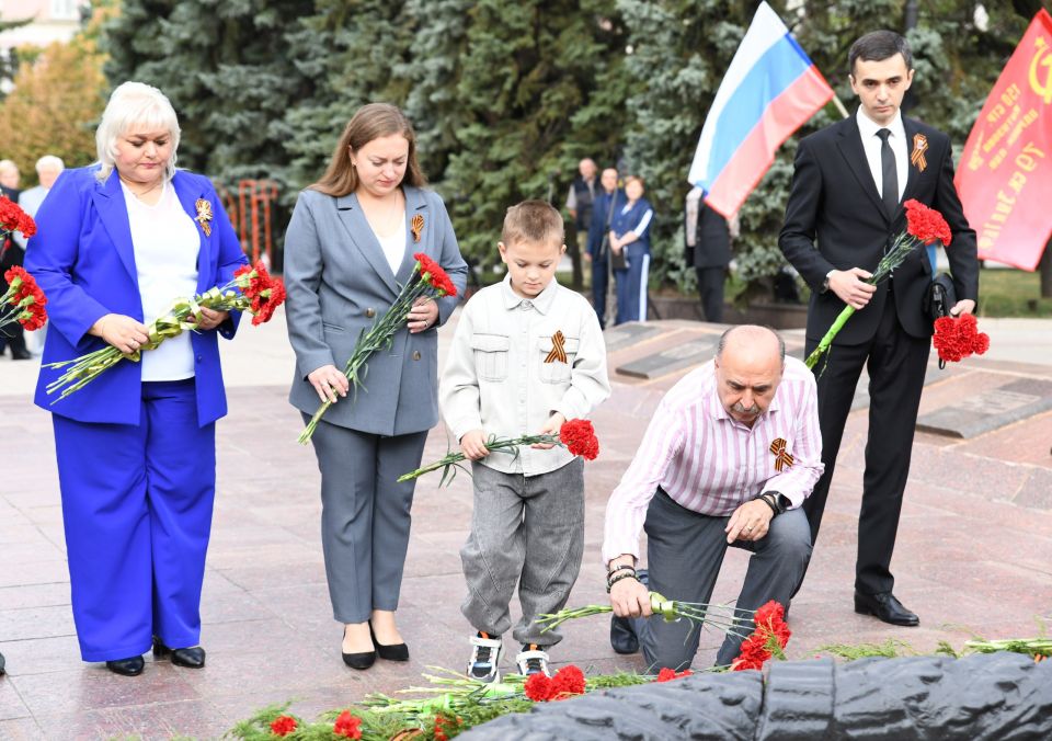 В Макеевке прошла торжественная церемония возложения цветов к памятнику, посвященная Дню освобождения Макеевки от немецко-фашистских захватчиков В Макеевке прошла торжественная церемония возложения цветов к памятнику, посвященная Дню освобождения Макеевки от немецко-фашистских захватчиков