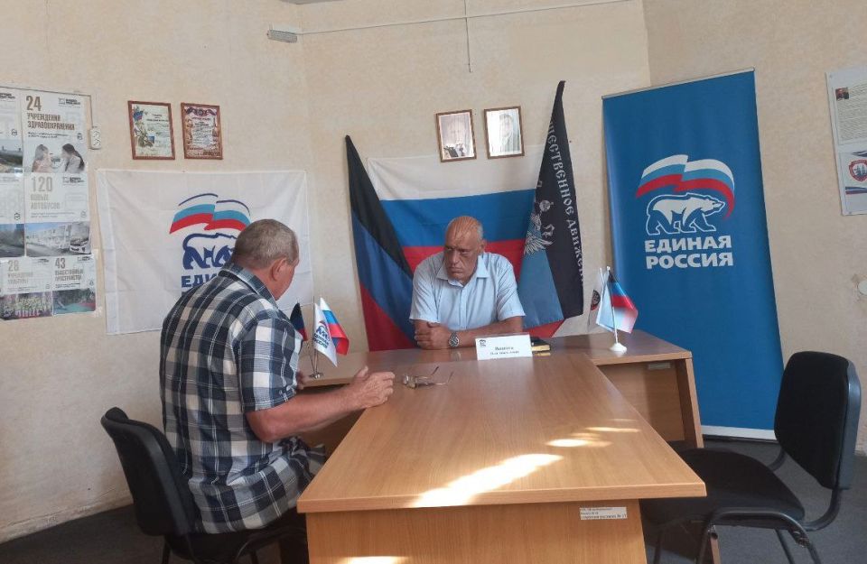 В Макеевке депутаты городского совета провели личные приёмы в общественных приёмных партии "Единая Россия" В Макеевке депутаты городского совета провели личные приёмы в общественных приёмных партии "Единая Россия"