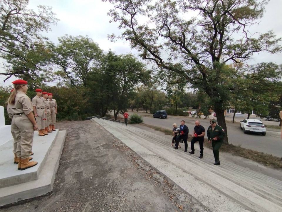 6 сентября, ко Дню освобождения Макеевки Руководитель Управы Червоногвардейского внутригородского района Администрации городского округа Макеевка Антон Гринзовский, депутат Макеевского городского совета Сергей Щетинин... 6 сентября, ко Дню освобождения Макеевки Руководитель Управы Червоногвардейского внутригородского района Администрации городского округа Макеевка Антон Гринзовский, депутат Макеевского городского совета Сергей Щетинин...