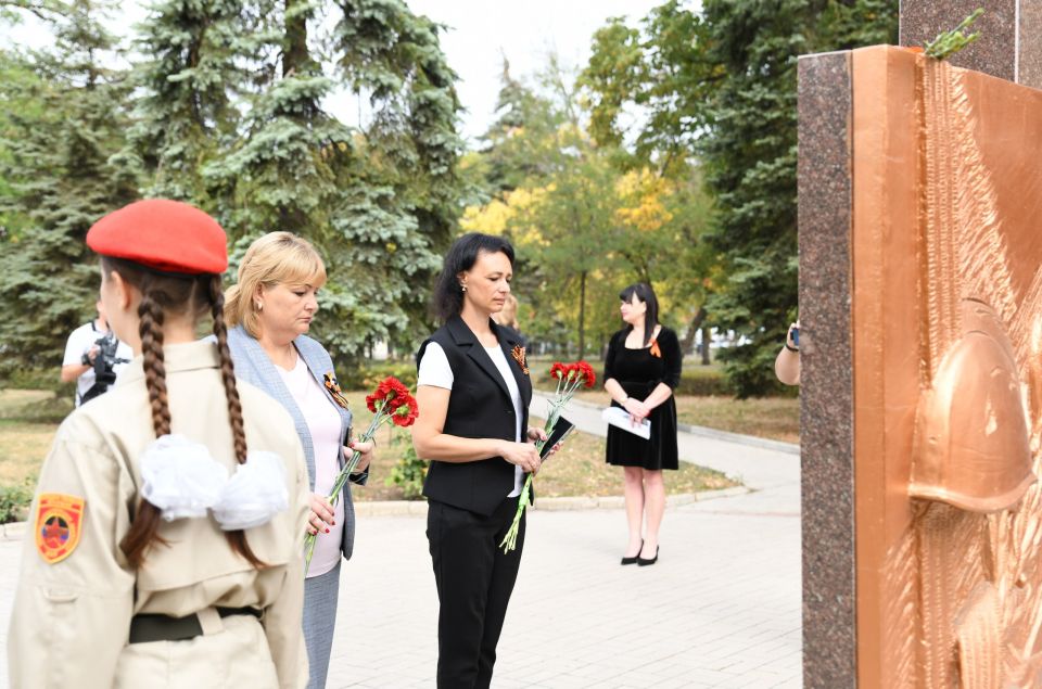 В Макеевке прошла торжественная церемония возложения цветов к памятнику, посвященная Дню освобождения Макеевки от немецко-фашистских захватчиков В Макеевке прошла торжественная церемония возложения цветов к памятнику, посвященная Дню освобождения Макеевки от немецко-фашистских захватчиков