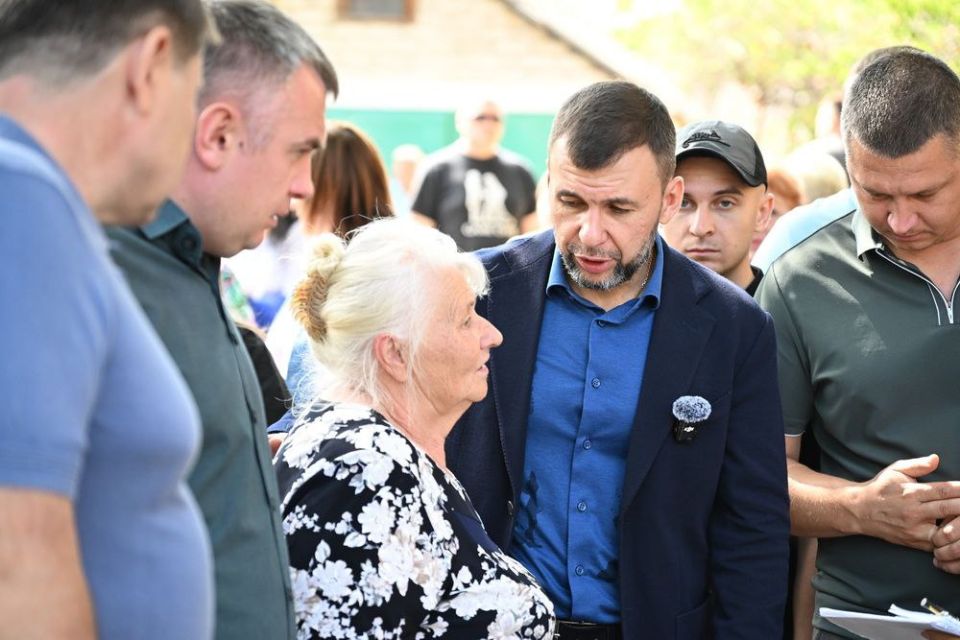 Глава ДНР Денис Пушилин обсудил с жителями поселка Красный Октябрь в Макеевке волнующие их проблемы и пути решения Глава ДНР Денис Пушилин обсудил с жителями поселка Красный Октябрь в Макеевке волнующие их проблемы и пути решения