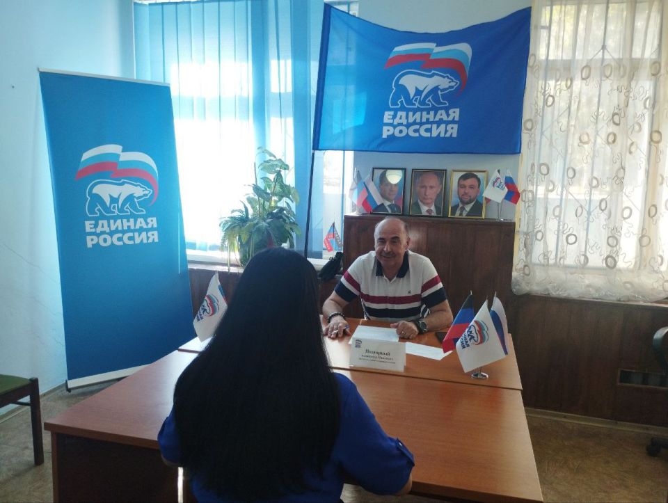 В Макеевке депутаты городского совета провели личные приёмы в общественных приёмных партии "Единая Россия" В Макеевке депутаты городского совета провели личные приёмы в общественных приёмных партии "Единая Россия"