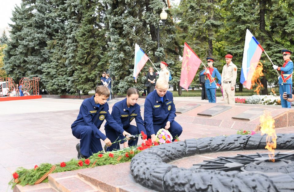 Александр Подгорный: В Макеевке прошла торжественная церемония возложения цветов к памятнику, посвященная Дню освобождения Макеевки от немецко-фашистских захватчиков Александр Подгорный: В Макеевке прошла торжественная церемония возложения цветов к памятнику, посвященная Дню освобождения Макеевки от немецко-фашистских захватчиков