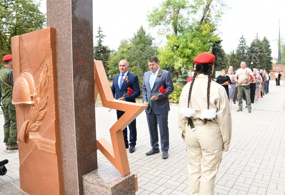 Александр Подгорный: В Макеевке прошла торжественная церемония возложения цветов к памятнику, посвященная Дню освобождения Макеевки от немецко-фашистских захватчиков Александр Подгорный: В Макеевке прошла торжественная церемония возложения цветов к памятнику, посвященная Дню освобождения Макеевки от немецко-фашистских захватчиков