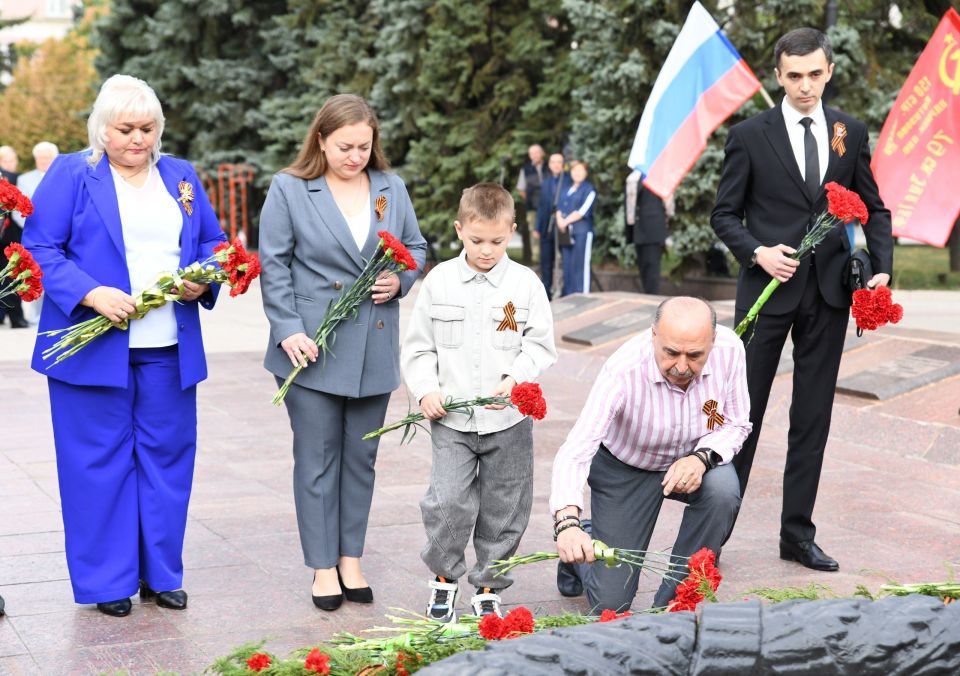 Александр Подгорный: В Макеевке прошла торжественная церемония возложения цветов к памятнику, посвященная Дню освобождения Макеевки от немецко-фашистских захватчиков Александр Подгорный: В Макеевке прошла торжественная церемония возложения цветов к памятнику, посвященная Дню освобождения Макеевки от немецко-фашистских захватчиков