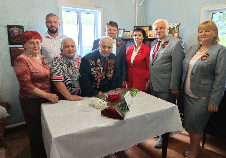 Заместитель главы Администрации городского округа Макеевка, руководитель «Совета женщин города Макеевки» Ирина Сидякина и «Совет женщин Макеевки» поздравили участников боевых действий Валентину Тимофеевну Базилевич-Болотову... Заместитель главы Администрации городского округа Макеевка, руководитель «Совета женщин города Макеевки» Ирина Сидякина и «Совет женщин Макеевки» поздравили участников боевых действий Валентину Тимофеевну Базилевич-Болотову...