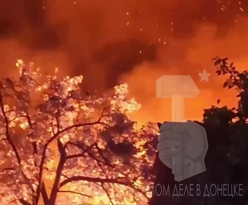 Макеевка, Гвардейка — в результате атаки БПЛА ВСУ произошло возгорание частного дома в окрестностях школы №58!!!