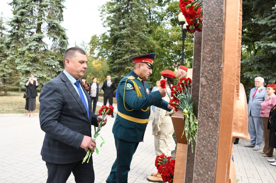 Александр Подгорный: В Макеевке прошла торжественная церемония возложения цветов к памятнику, посвященная Дню освобождения Макеевки от немецко-фашистских захватчиков Александр Подгорный: В Макеевке прошла торжественная церемония возложения цветов к памятнику, посвященная Дню освобождения Макеевки от немецко-фашистских захватчиков
