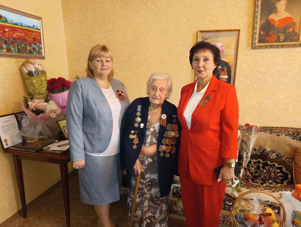 Заместитель главы Администрации городского округа Макеевка, руководитель «Совета женщин города Макеевки» Ирина Сидякина и «Совет женщин Макеевки» поздравили участников боевых действий Валентину Тимофеевну Базилевич-Болотову... Заместитель главы Администрации городского округа Макеевка, руководитель «Совета женщин города Макеевки» Ирина Сидякина и «Совет женщин Макеевки» поздравили участников боевых действий Валентину Тимофеевну Базилевич-Болотову...