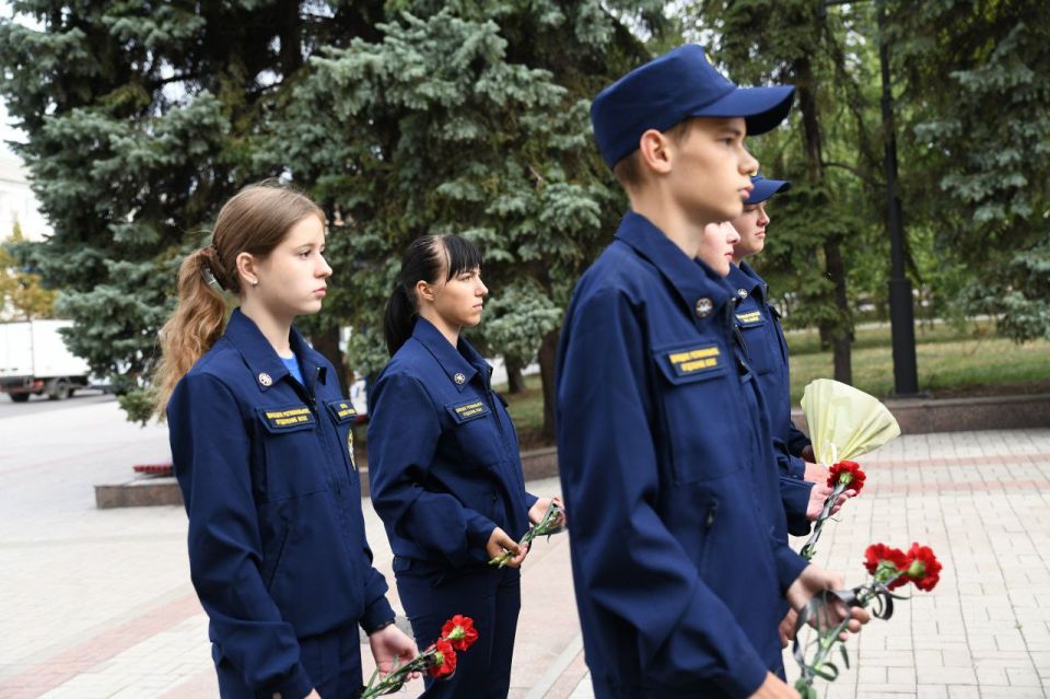 В Макеевке прошла торжественная церемония возложения цветов к памятнику, посвященная Дню освобождения Макеевки от немецко-фашистских захватчиков В Макеевке прошла торжественная церемония возложения цветов к памятнику, посвященная Дню освобождения Макеевки от немецко-фашистских захватчиков