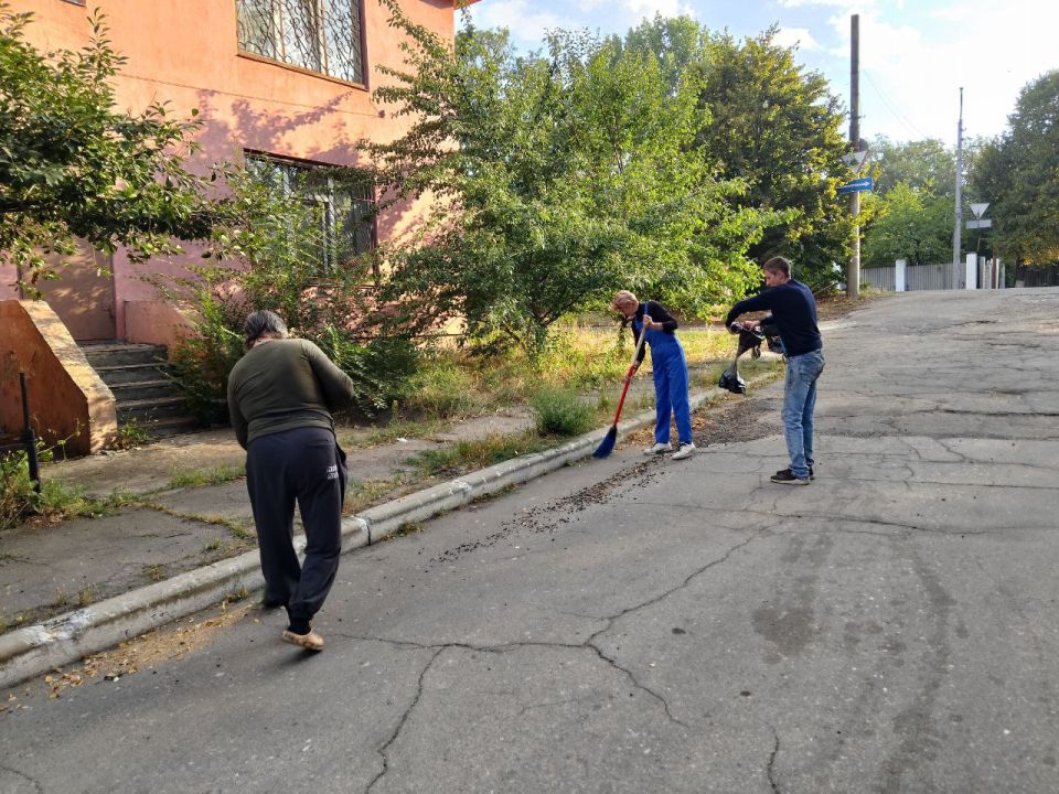 8 сентября, в преддверии празднования Дня города Макеевка в Кировском внутригородском районе продолжаются работы по наведению санитарного порядка, проведены работы по уборке территории возле здания Управы Кировского... 8 сентября, в преддверии празднования Дня города Макеевка в Кировском внутригородском районе продолжаются работы по наведению санитарного порядка, проведены работы по уборке территории возле здания Управы Кировского...