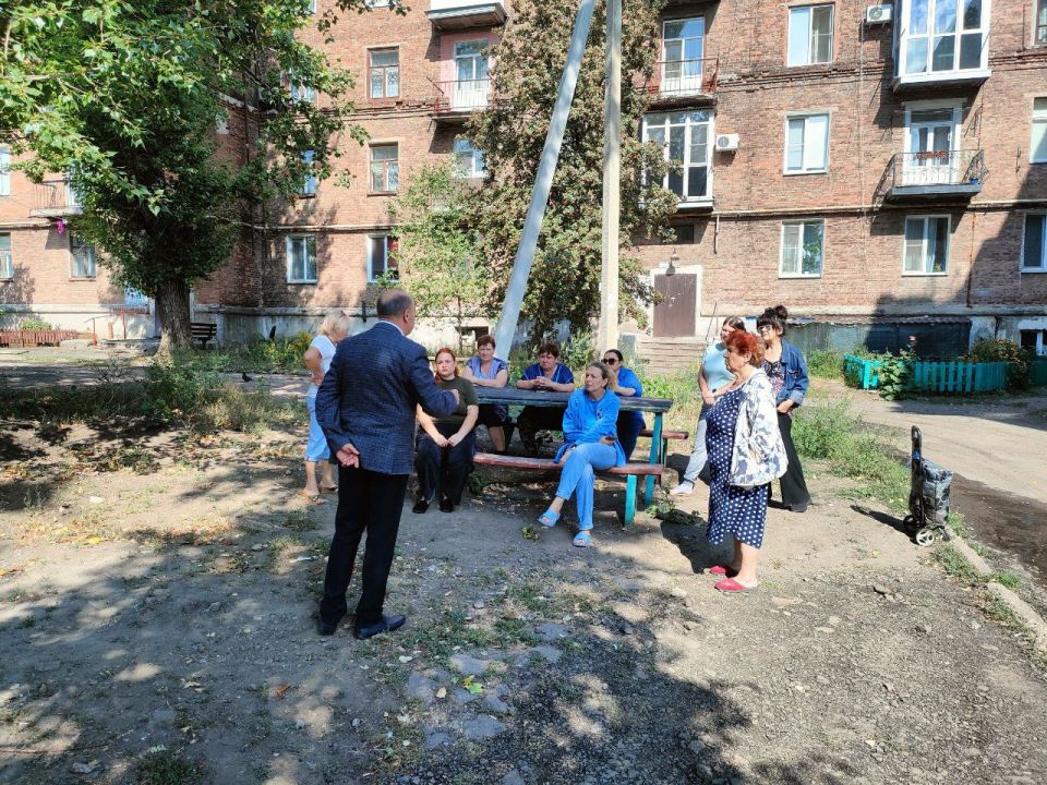#80регион. 8 сентября, депутат Макеевского городского совета Александр Подгорный провел встречу с жителями района на подведомственной территории по ул. Циолковского, 127