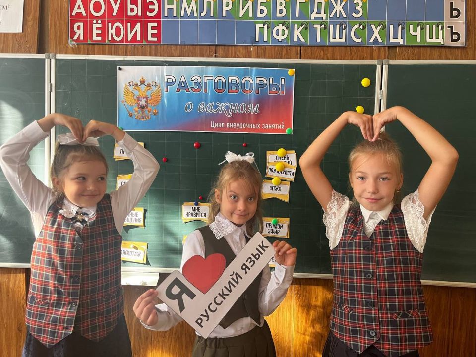 Русский язык продолжает постоянно развиваться, это живой организм, он не существует где-то в словарях, он живет в нашей речи Русский язык продолжает постоянно развиваться, это живой организм, он не существует где-то в словарях, он живет в нашей речи