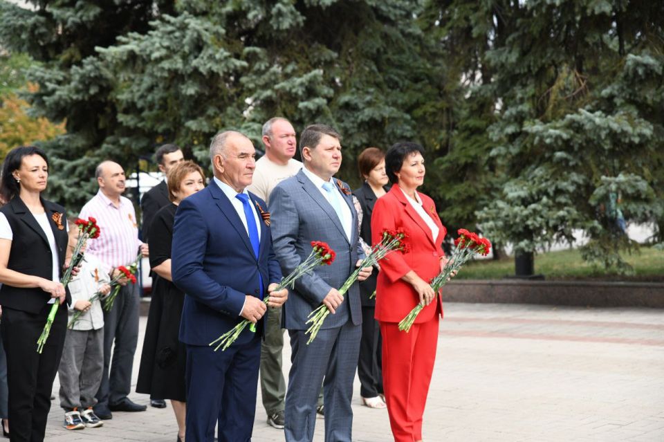 В Макеевке прошла торжественная церемония возложения цветов к памятнику, посвященная Дню освобождения Макеевки от немецко-фашистских захватчиков В Макеевке прошла торжественная церемония возложения цветов к памятнику, посвященная Дню освобождения Макеевки от немецко-фашистских захватчиков