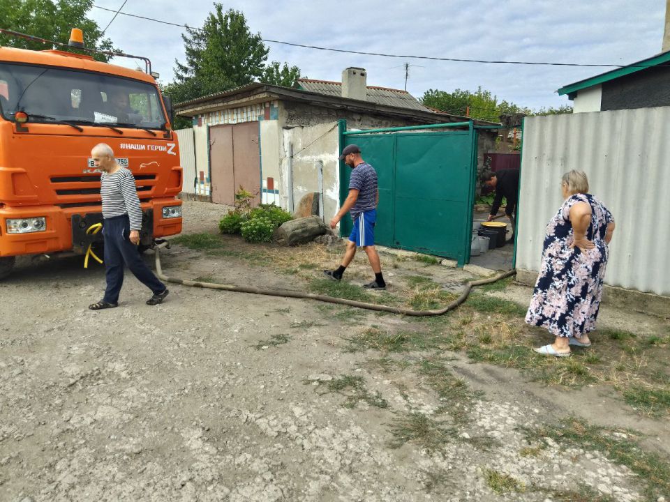 Для обеспечения водой жителей района Управой Кировского внутригородского района при поддержке региона-шефа Московская область ежедневно осуществляется подвоз воды для жителей домов, в которые в установленный графиком день не... Для обеспечения водой жителей района Управой Кировского внутригородского района при поддержке региона-шефа Московская область ежедневно осуществляется подвоз воды для жителей домов, в которые в установленный графиком день не...