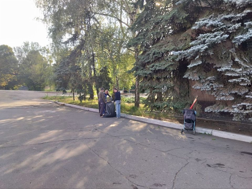 8 сентября, в преддверии празднования Дня города Макеевка в Кировском внутригородском районе продолжаются работы по наведению санитарного порядка, проведены работы по уборке территории возле здания Управы Кировского... 8 сентября, в преддверии празднования Дня города Макеевка в Кировском внутригородском районе продолжаются работы по наведению санитарного порядка, проведены работы по уборке территории возле здания Управы Кировского...