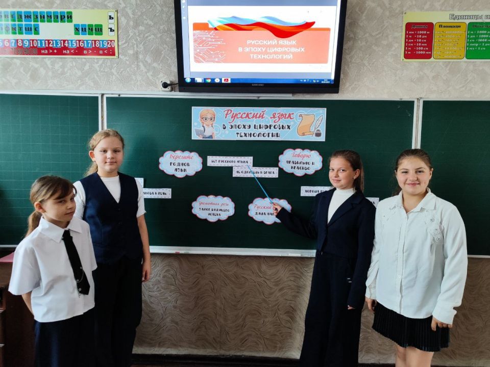 Русский язык продолжает постоянно развиваться, это живой организм, он не существует где-то в словарях, он живет в нашей речи Русский язык продолжает постоянно развиваться, это живой организм, он не существует где-то в словарях, он живет в нашей речи