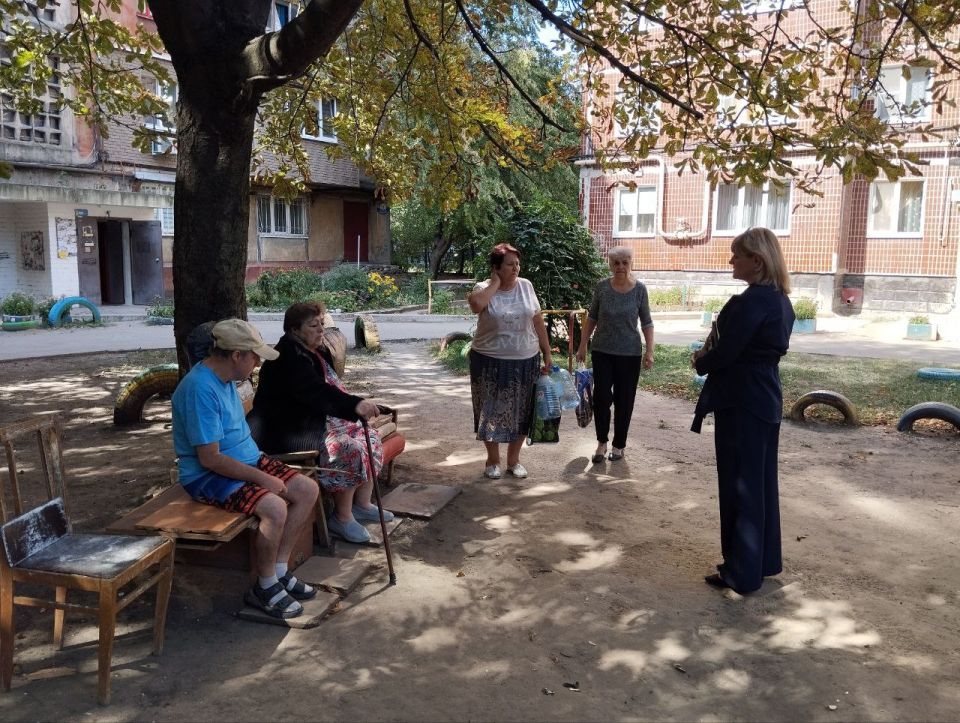 8 сентября в Червоногвардейском районе состоялась встреча заместителя руководителя Управы Червоногвардейского внутригородского района Татьяны Задорожной с жителями на придомовой территории дома № 9 микрорайона Калининский 8 сентября в Червоногвардейском районе состоялась встреча заместителя руководителя Управы Червоногвардейского внутригородского района Татьяны Задорожной с жителями на придомовой территории дома № 9 микрорайона Калининский