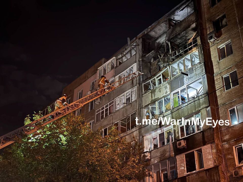 Появляются всё новые кадры последствий террористического удара ВСУ по жилому дому в Макеевке, в результате которого погиб мирный житель Появляются всё новые кадры последствий террористического удара ВСУ по жилому дому в Макеевке, в результате которого погиб мирный житель