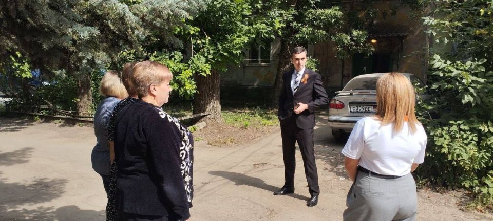 Сегодня, 8 сентября, депутат Макеевского городского совета Сергей Зуев провел встречи с жителями по адресу: г.о. Макеевка, г. Макеевка, ул. Панченко, д. 49 и ул.Успенского, 3 Сегодня, 8 сентября, депутат Макеевского городского совета Сергей Зуев провел встречи с жителями по адресу: г.о. Макеевка, г. Макеевка, ул. Панченко, д. 49 и ул.Успенского, 3