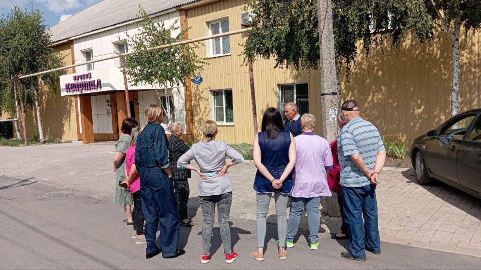 8 сентября депутат Макеевского городского совета Александр Рыжков провел встречу с жителями по адресу: г. Макеевка, ул. Оборонная 13. В ходе встречи состоялось обсуждение ряда вопросов, интересующих горожан