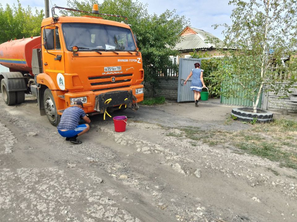 Для обеспечения водой жителей района Управой Кировского внутригородского района при поддержке региона-шефа Московская область ежедневно осуществляется подвоз воды для жителей домов, в которые в установленный графиком день не... Для обеспечения водой жителей района Управой Кировского внутригородского района при поддержке региона-шефа Московская область ежедневно осуществляется подвоз воды для жителей домов, в которые в установленный графиком день не...
