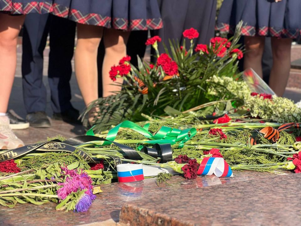 Лицеистые почтили память земляков – освободителей Донбасса, возложив цветы  к Вечному огню Лицеистые почтили память земляков – освободителей Донбасса, возложив цветы  к Вечному огню