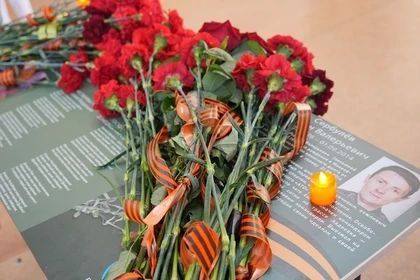 В День освобождения Донбасса в макеевской школе открыли «Парту героя»