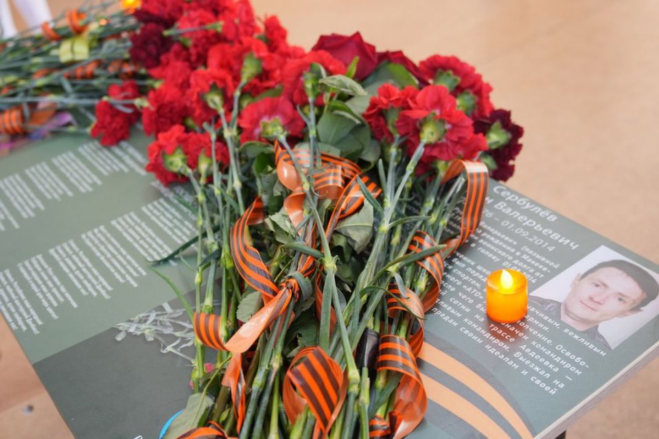 Олег Трофимов: В День освобождения Донбасса в макеевской школе открыли Парту героя Олег Трофимов: В День освобождения Донбасса в макеевской школе открыли Парту героя