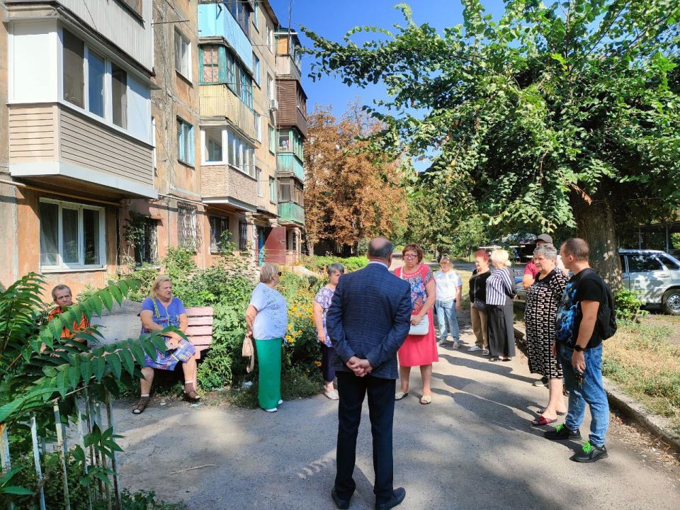 В рамках поручения Главы ДНР Дениса Пушилина, сегодня, 8 сентября, депутат Макеевского городского совета Александр Подгорный провел встречу с жителями района на подведомственной территории по адресу: кв. Химик, 21