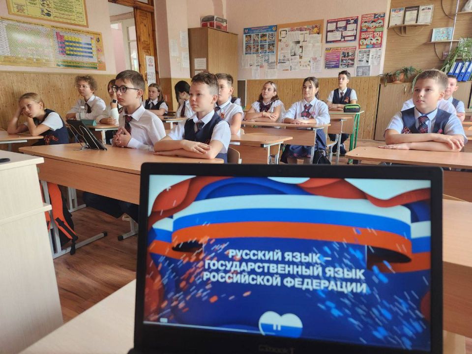 Русский язык продолжает постоянно развиваться, это живой организм, он не существует где-то в словарях, он живет в нашей речи Русский язык продолжает постоянно развиваться, это живой организм, он не существует где-то в словарях, он живет в нашей речи