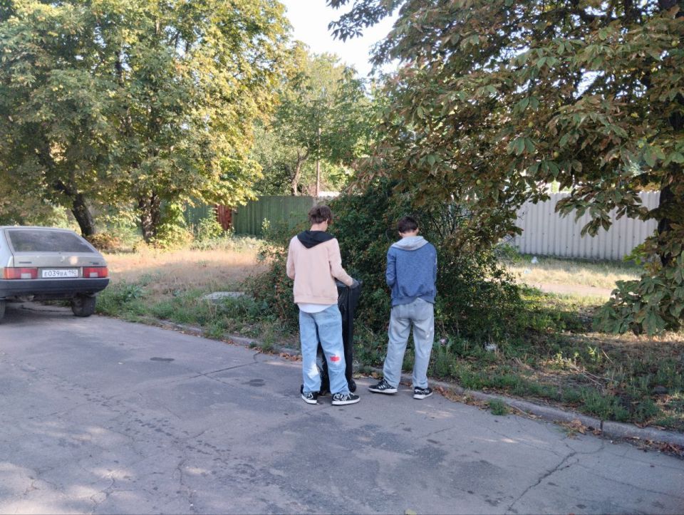 С целью наведения надлежащего санитарного порядка в преддверии празднования Дня города Макеевка предприятия, организации и учреждения района продолжают проводить субботники на закрепленных и прилегающих к ним территориях С целью наведения надлежащего санитарного порядка в преддверии празднования Дня города Макеевка предприятия, организации и учреждения района продолжают проводить субботники на закрепленных и прилегающих к ним территориях