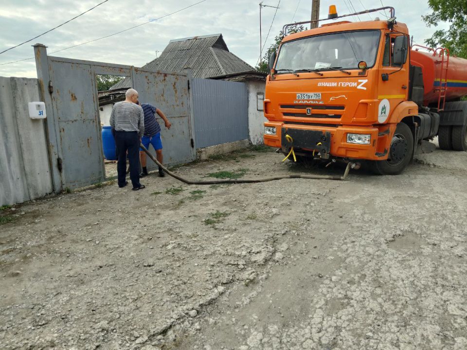Для обеспечения водой жителей района Управой Кировского внутригородского района при поддержке региона-шефа Московская область ежедневно осуществляется подвоз воды для жителей домов, в которые в установленный графиком день не... Для обеспечения водой жителей района Управой Кировского внутригородского района при поддержке региона-шефа Московская область ежедневно осуществляется подвоз воды для жителей домов, в которые в установленный графиком день не...