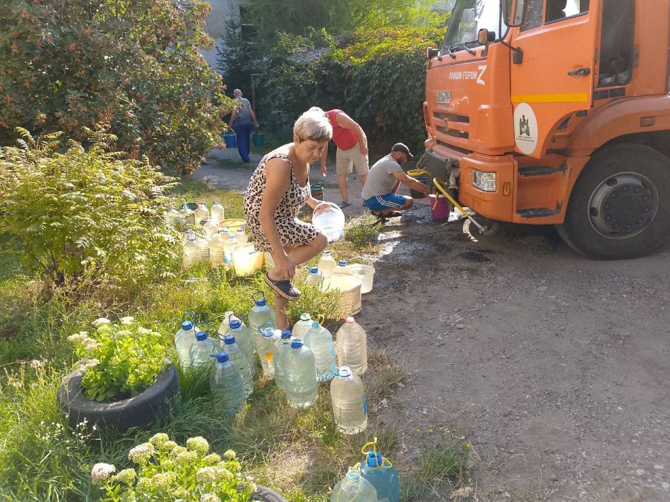 Для обеспечения водой жителей района Управой Кировского внутригородского района при поддержке региона-шефа Московская область ежедневно осуществляется подвоз воды для жителей домов, в которые в установленный графиком день не... Для обеспечения водой жителей района Управой Кировского внутригородского района при поддержке региона-шефа Московская область ежедневно осуществляется подвоз воды для жителей домов, в которые в установленный графиком день не...