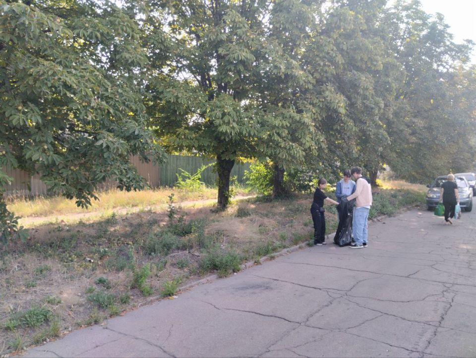 С целью наведения надлежащего санитарного порядка в преддверии празднования Дня города Макеевка предприятия, организации и учреждения района продолжают проводить субботники на закрепленных и прилегающих к ним территориях С целью наведения надлежащего санитарного порядка в преддверии празднования Дня города Макеевка предприятия, организации и учреждения района продолжают проводить субботники на закрепленных и прилегающих к ним территориях