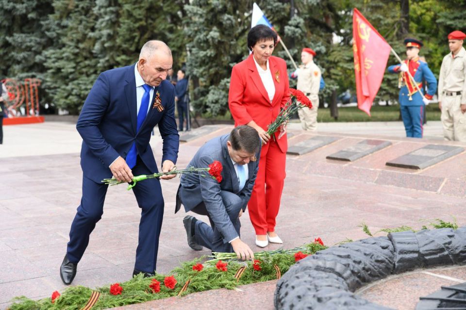В Макеевке прошла торжественная церемония возложения цветов к памятнику, посвященная Дню освобождения Макеевки от немецко-фашистских захватчиков В Макеевке прошла торжественная церемония возложения цветов к памятнику, посвященная Дню освобождения Макеевки от немецко-фашистских захватчиков