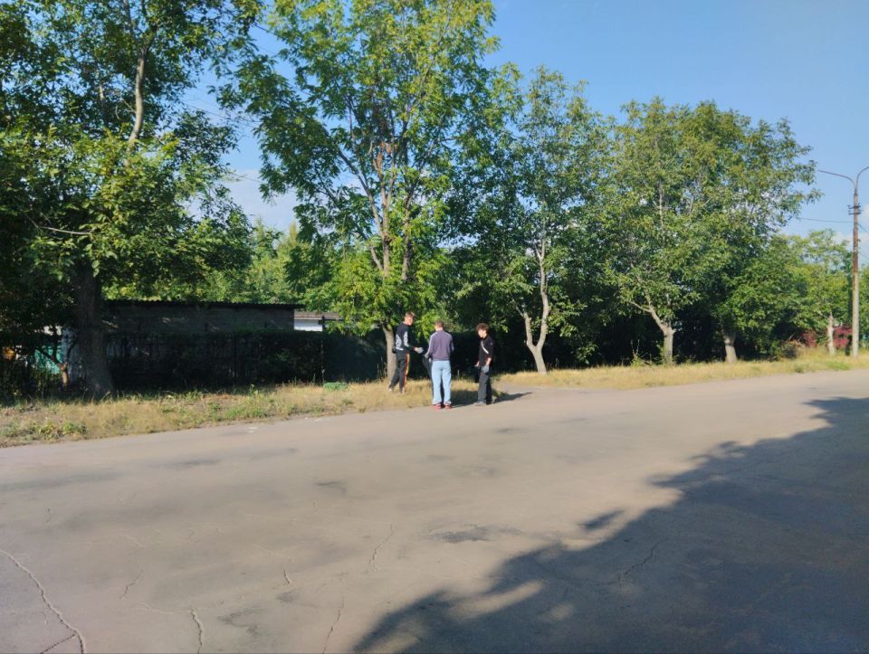 С целью наведения надлежащего санитарного порядка в преддверии празднования Дня города Макеевка предприятия, организации и учреждения района продолжают проводить субботники на закрепленных и прилегающих к ним территориях С целью наведения надлежащего санитарного порядка в преддверии празднования Дня города Макеевка предприятия, организации и учреждения района продолжают проводить субботники на закрепленных и прилегающих к ним территориях