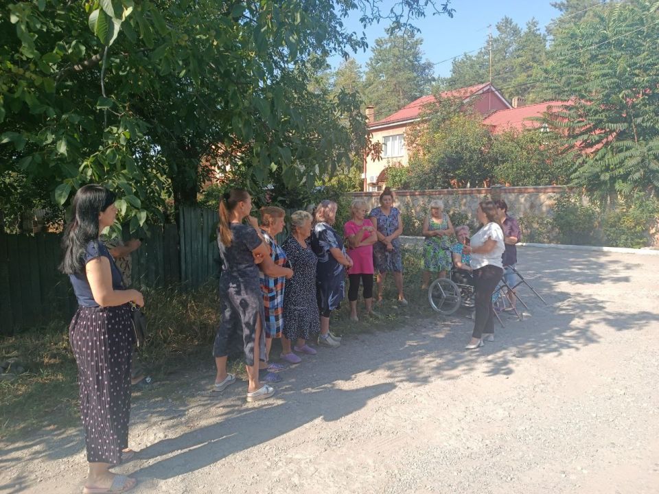 8 сентября депутат Макеевского городского совета Алена Трякина провела встречу с жителями по адресу: г. Макеевка, ул. Карагандинская 32